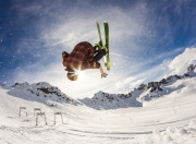 九游娱乐网页-勇士横扫76人，克莱刷新纪录，历史之夜与王朝的回响