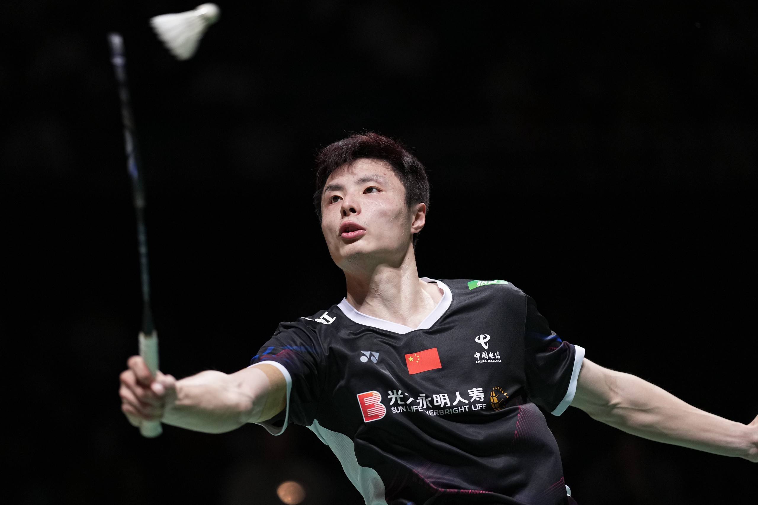 羽毛球比赛选手连胜夺冠，实力抢眼