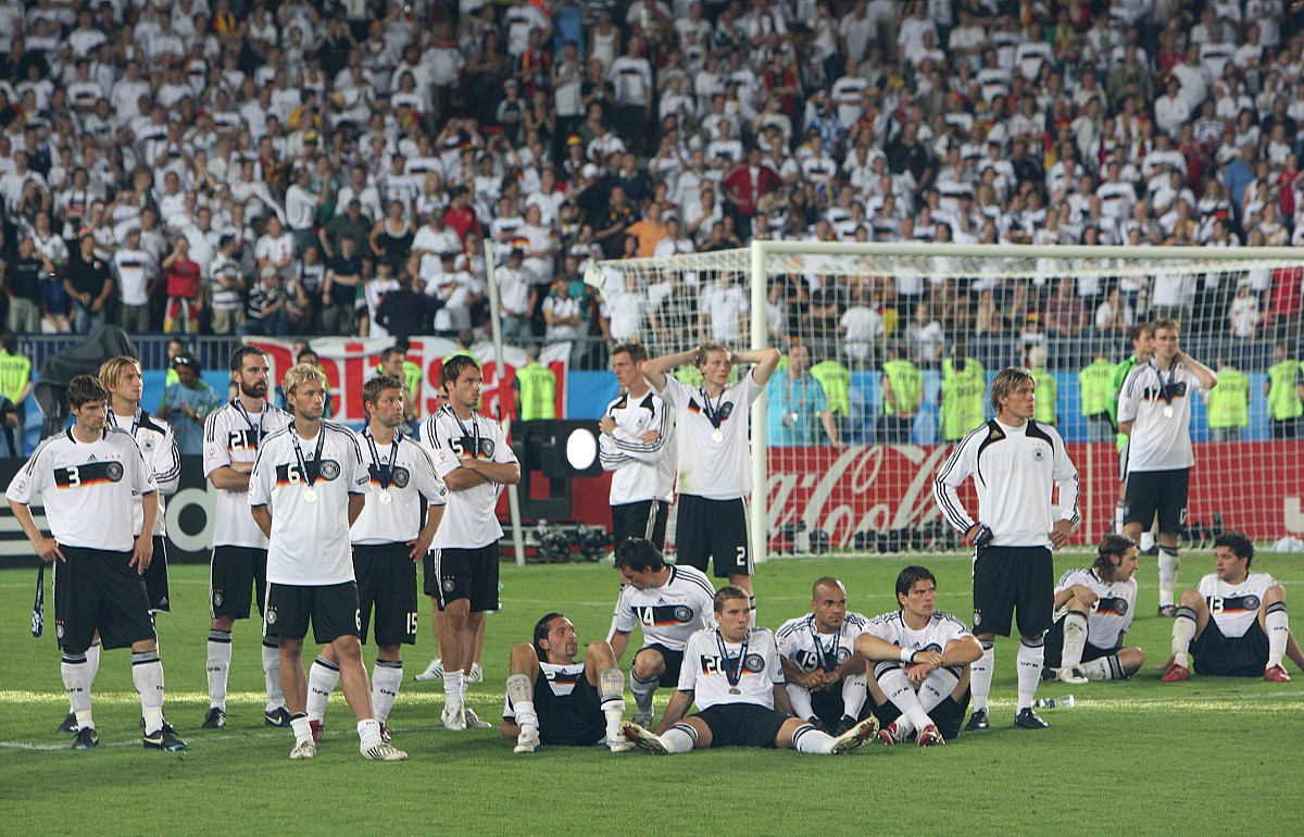 超级对决!欧洲杯资格赛场上激战不断 超级对决!欧洲杯资格赛场上激战不断