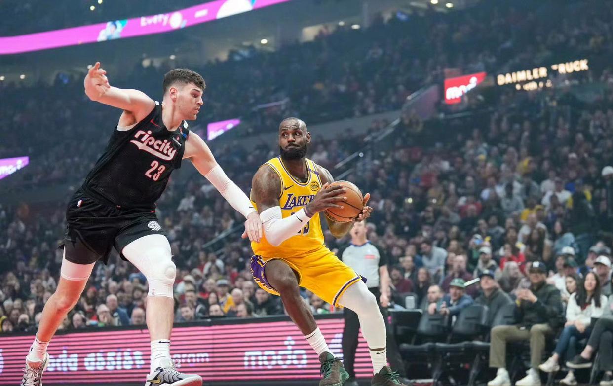 关于开拓者力克湖人：列维分助队获胜的信息