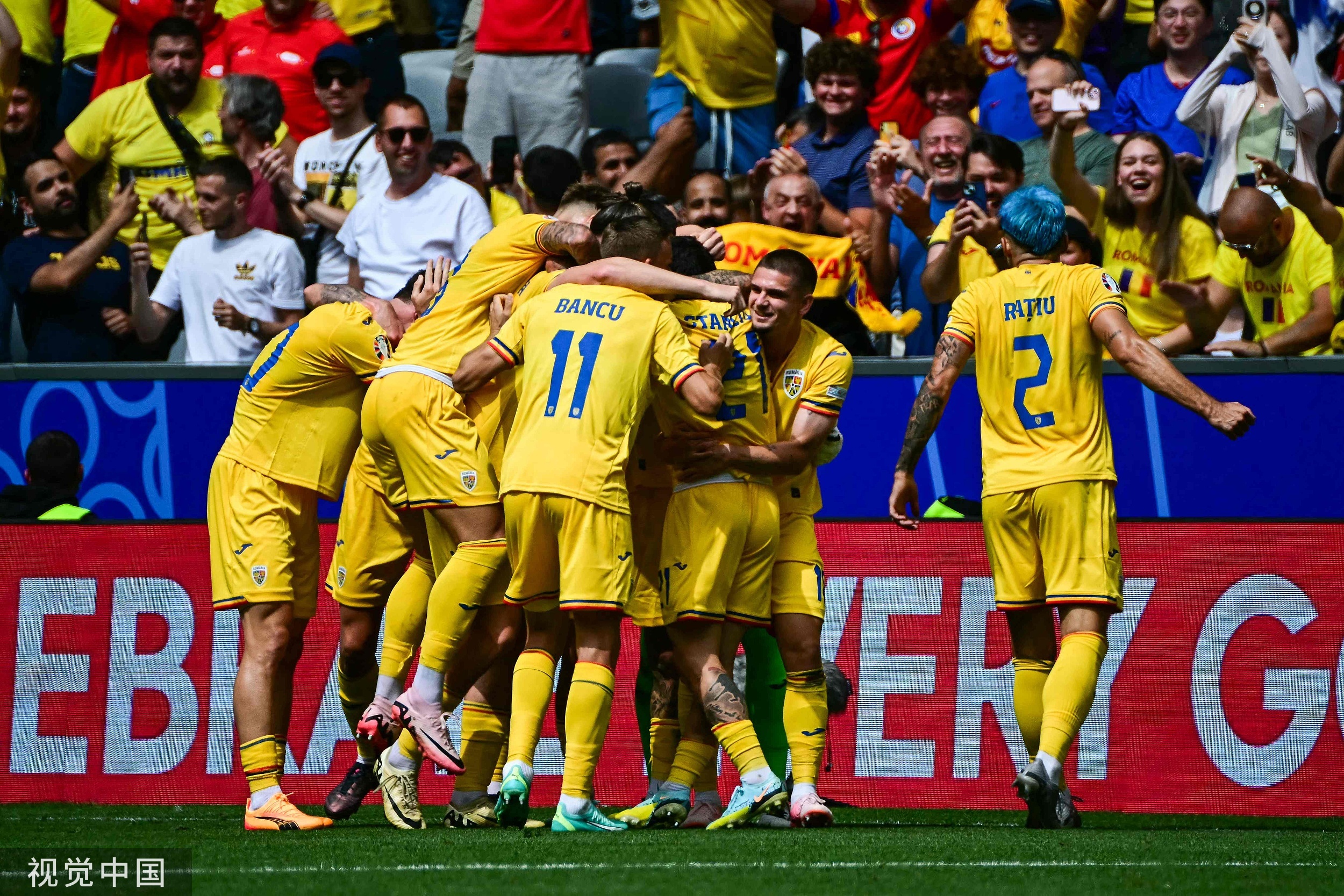 欧洲各国足球队斗志昂扬，力争胜利晋级淘汰赛