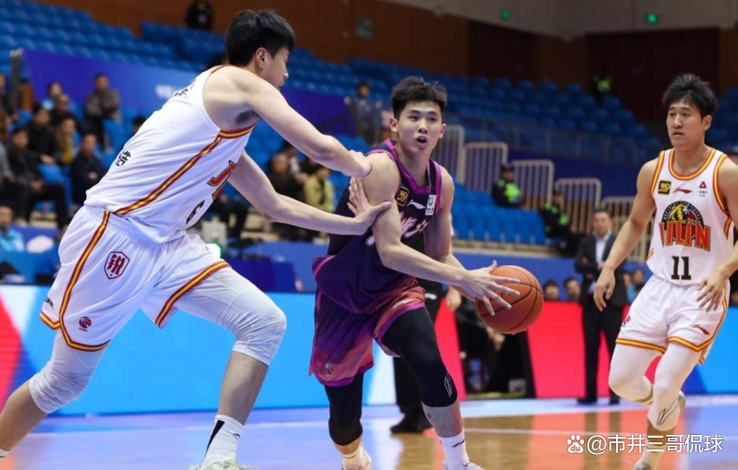 浙江男篮队员私下研讨比赛战略,欲改变走势 浙江男篮队员私下研讨比赛战略,欲改变走势