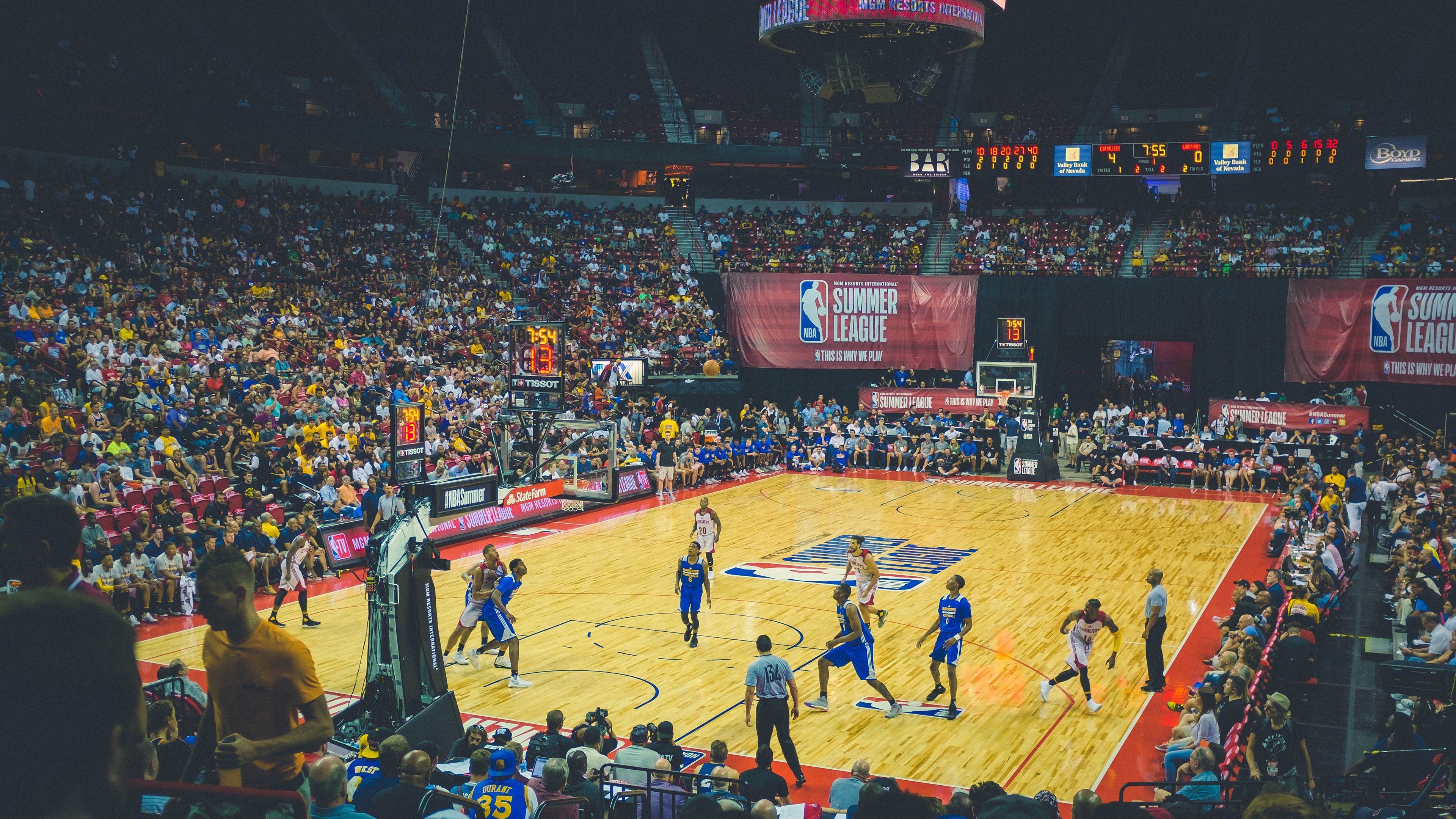 克瓦拉茨赫利亚点燃赛场，巴萨速胜巴西